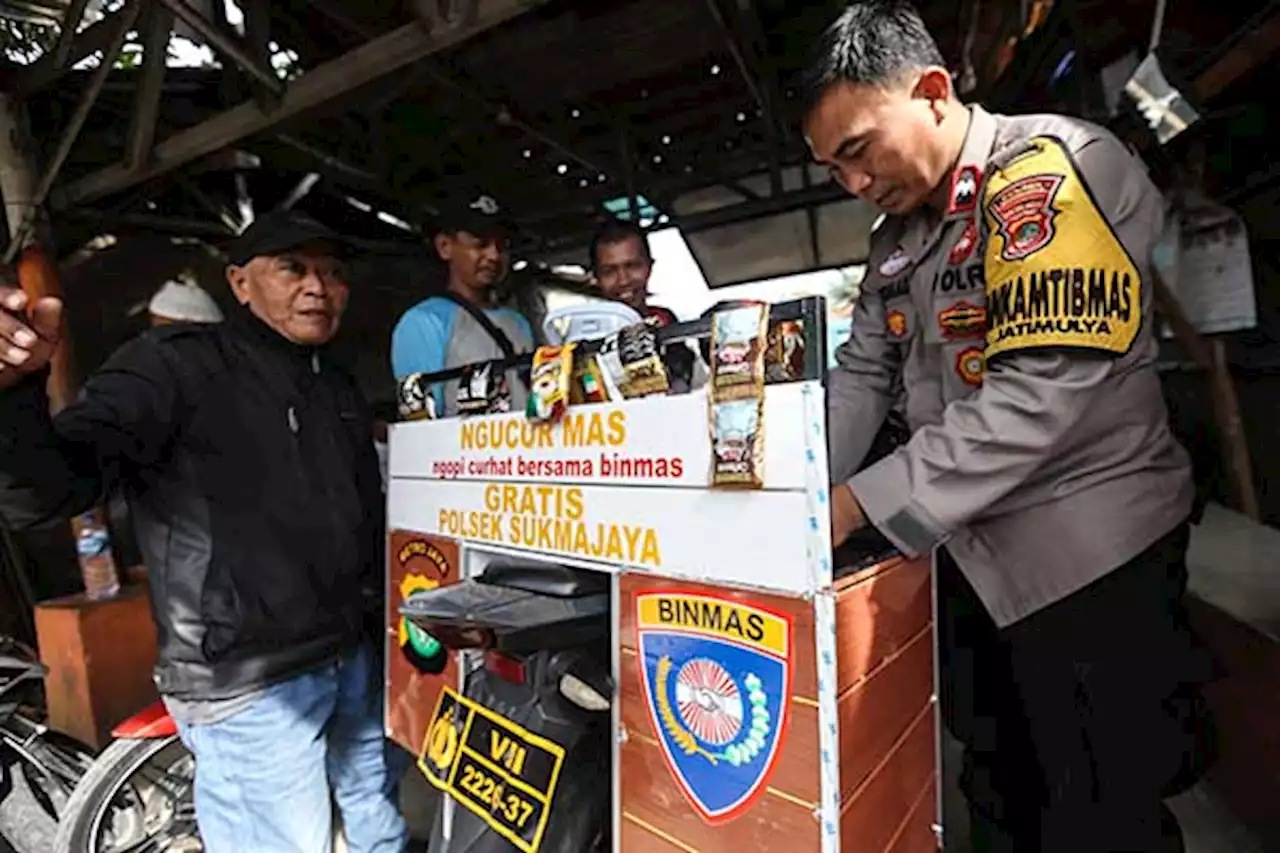 Aksi Polisi di Depok Berbagi Kopi Gratis, Jaga Kamtibmas dan Jalin Silaturahmi