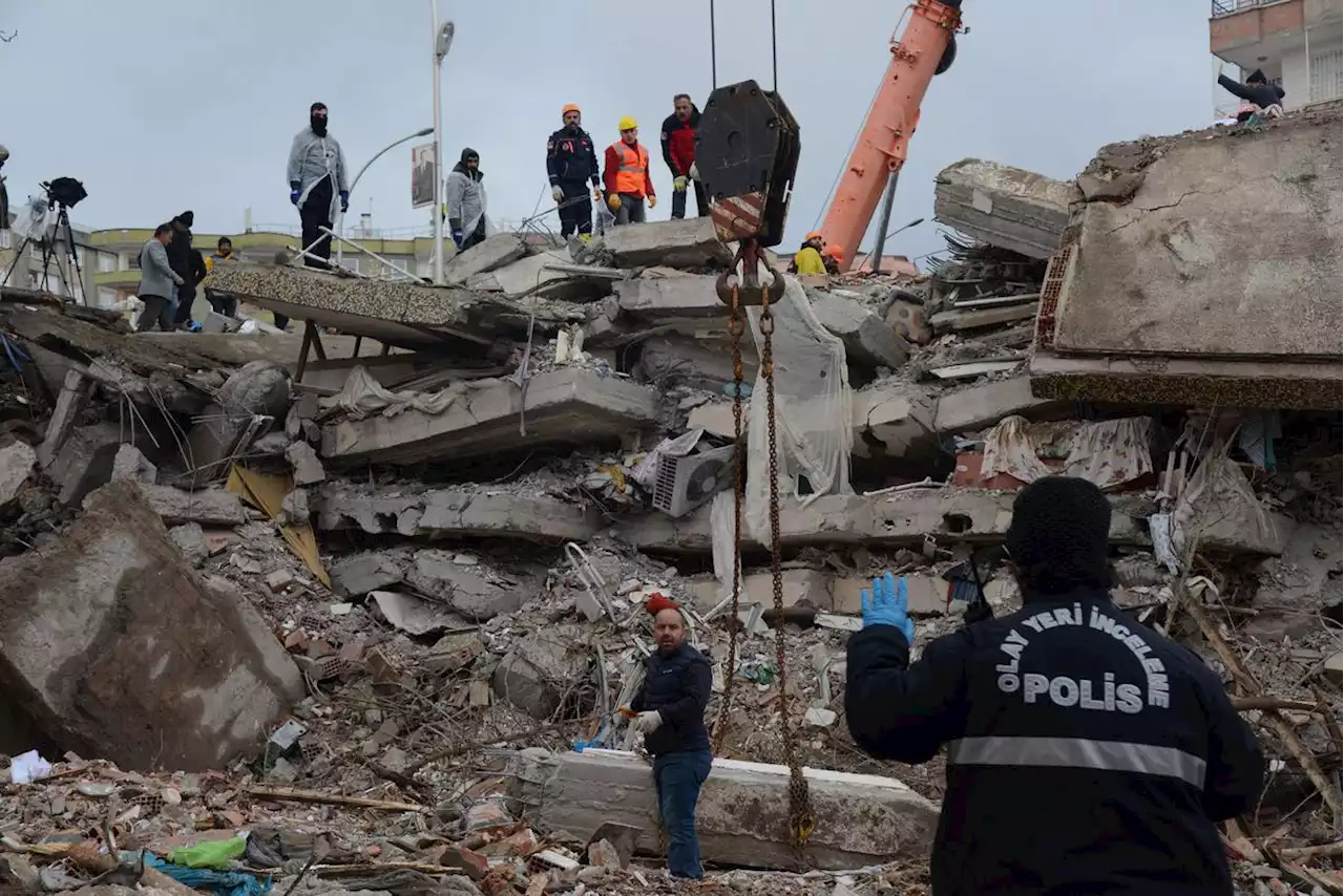 Séisme en Turquie : « Je crois que presque l’intégralité de la ville a dormi dehors », raconte ce rescapé