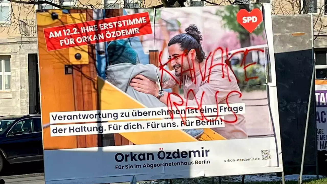 „Wie ein Schlag in die Magengrube“: Plakate von Berliner SPD-Abgeordnetem mit „Kanake raus“-Sprüchen beschmiert