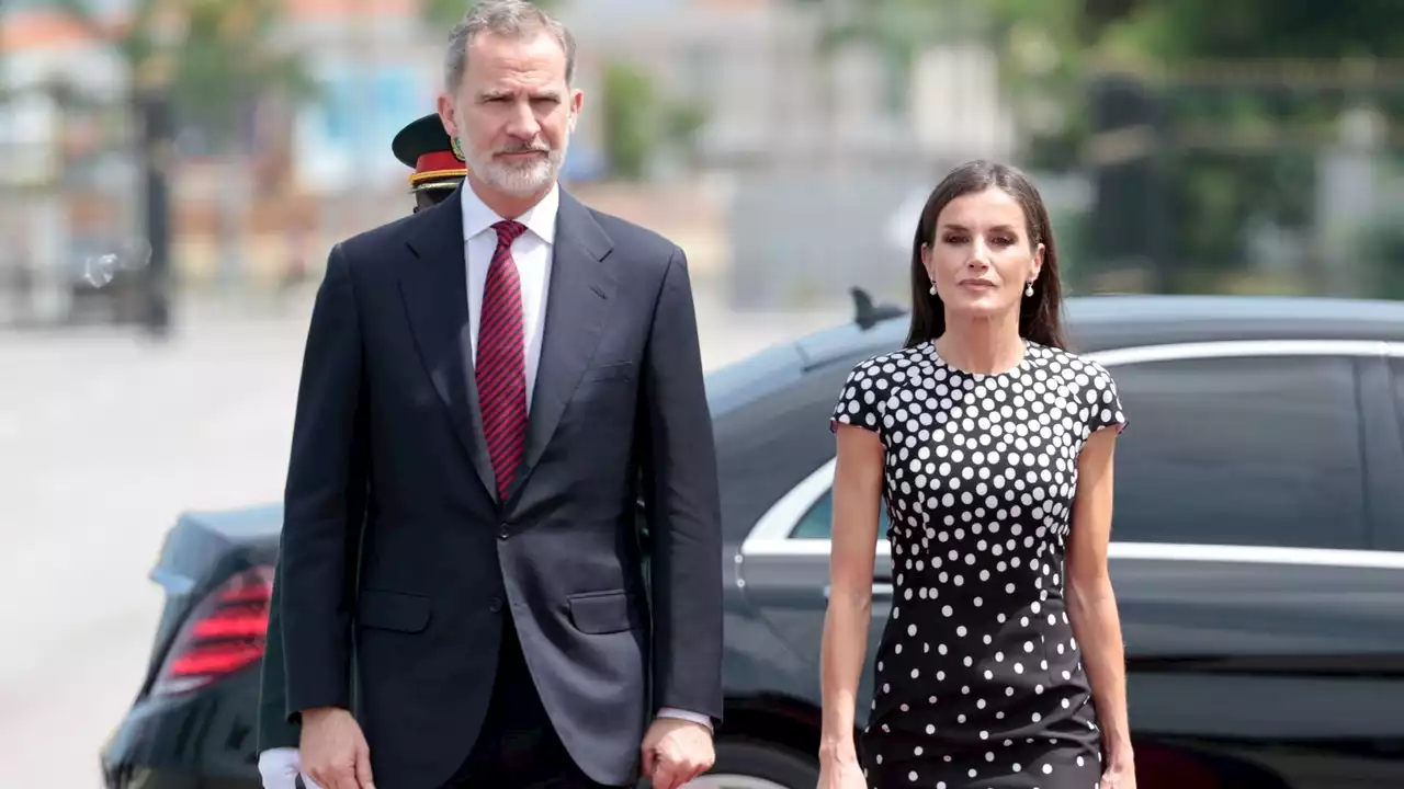 Letizia hace patria en Angola: recupera el vestido de lunares hecho a medida por el sevillano José Hidalgo