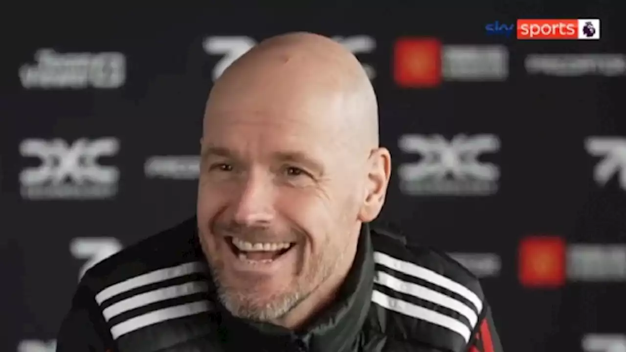 Erik ten Hag komt te laat op persconferentie en krijgt lachers op zijn hand