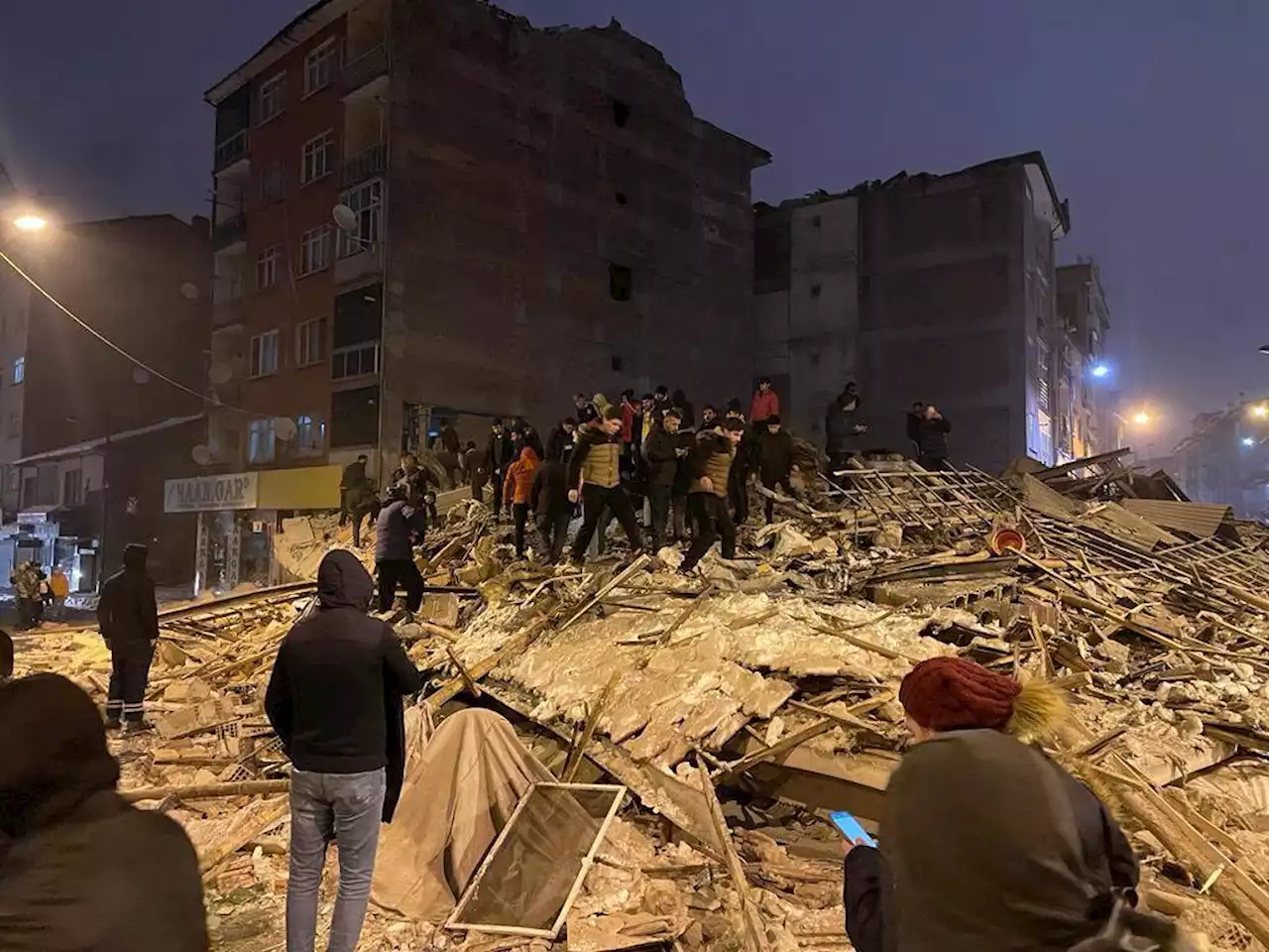 Video: angustioso momento en que un reportero vivió réplica del terremoto en Turquía