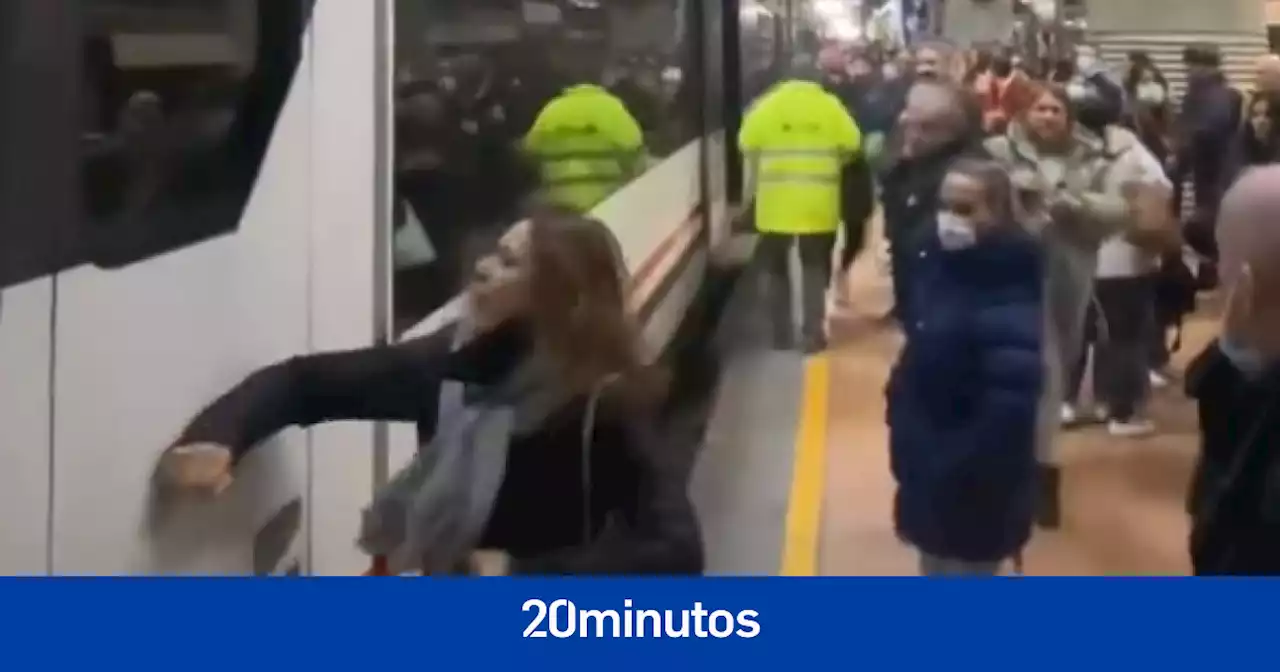 Alta tensión en Atocha: los retrasos hacen explotar a los pasajeros, que golpean los trenes e insultan a los maquinistas