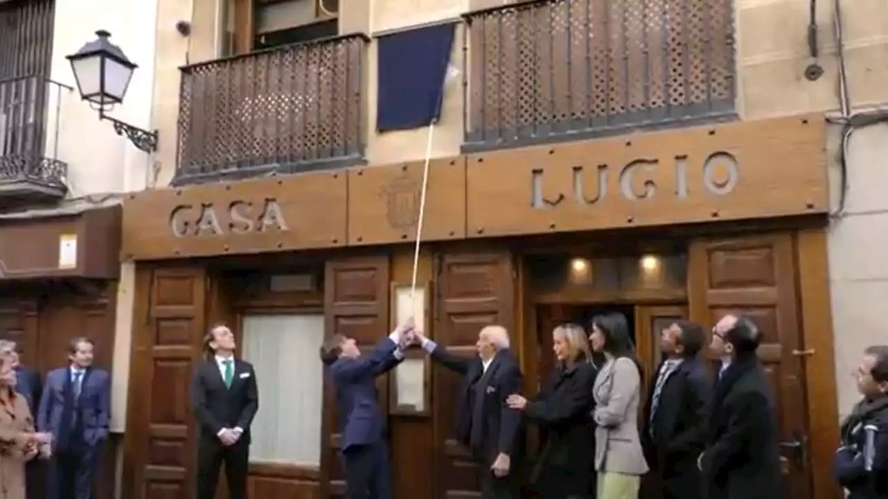 Una mano anónima ayuda a Almeida en el contratiempo que tiene para destapar la placa conmemorativa de Casa Lucio