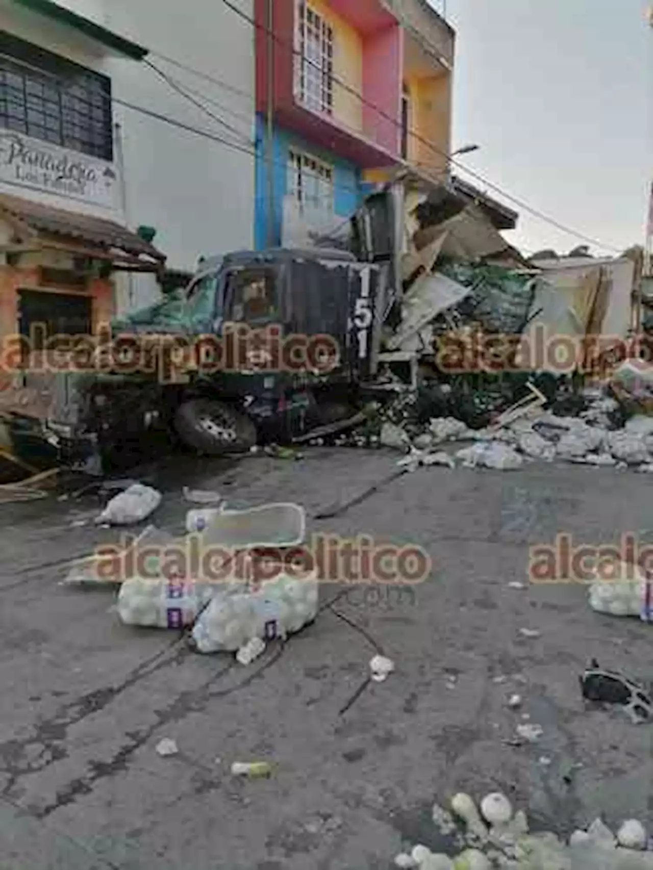 Tráiler sin frenos causa destrozos, en Atzalan; chofer resultó herido