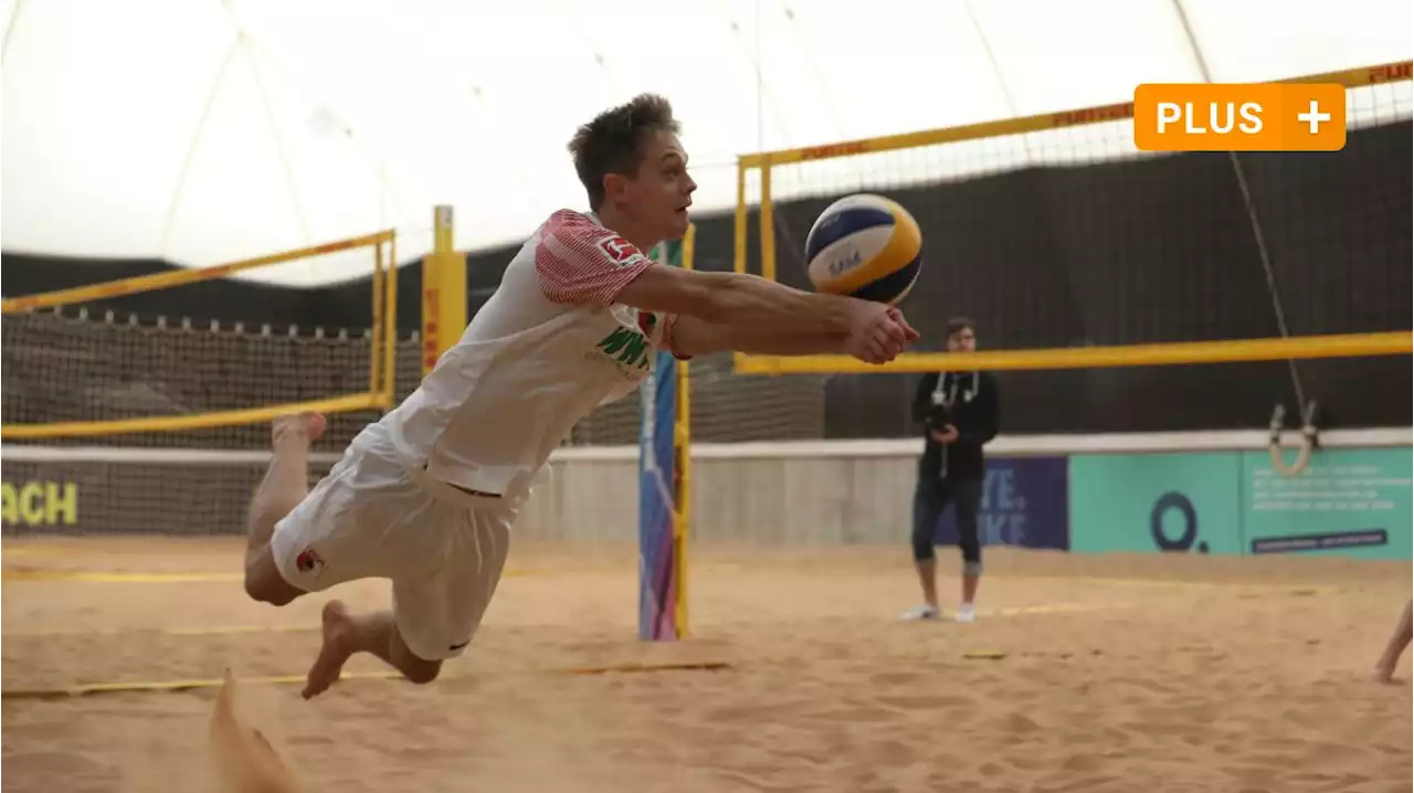 FCA-Profis beim Beachvolleyball: Ohne Übergröße haben Fußballer Nachteile