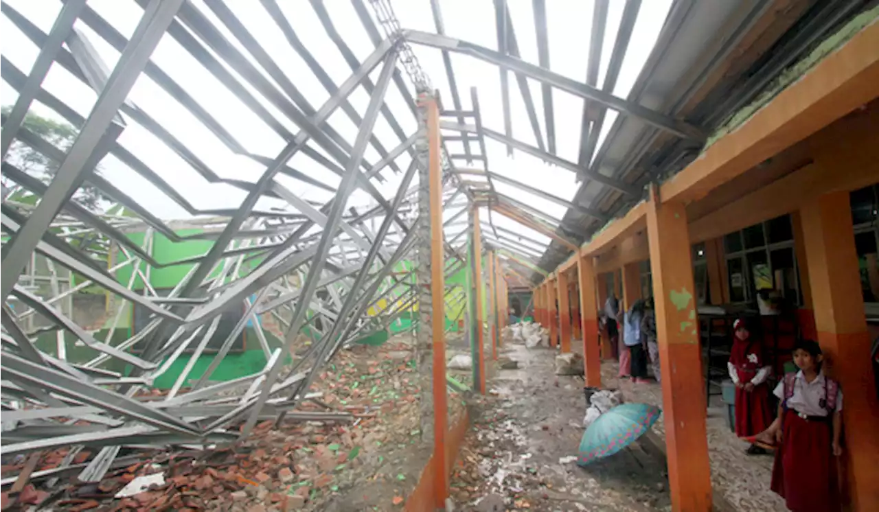 Diterjang Hujan Deras, Bangunan Sekolah di Sukabumi Ambruk