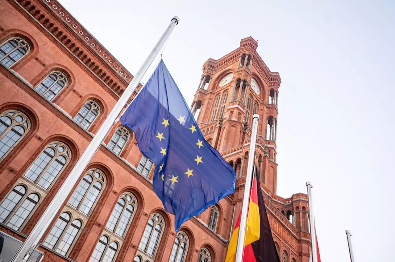 Nach Erdbebenkatastrophe: Flaggen wehen in Berlin auf Halbmast