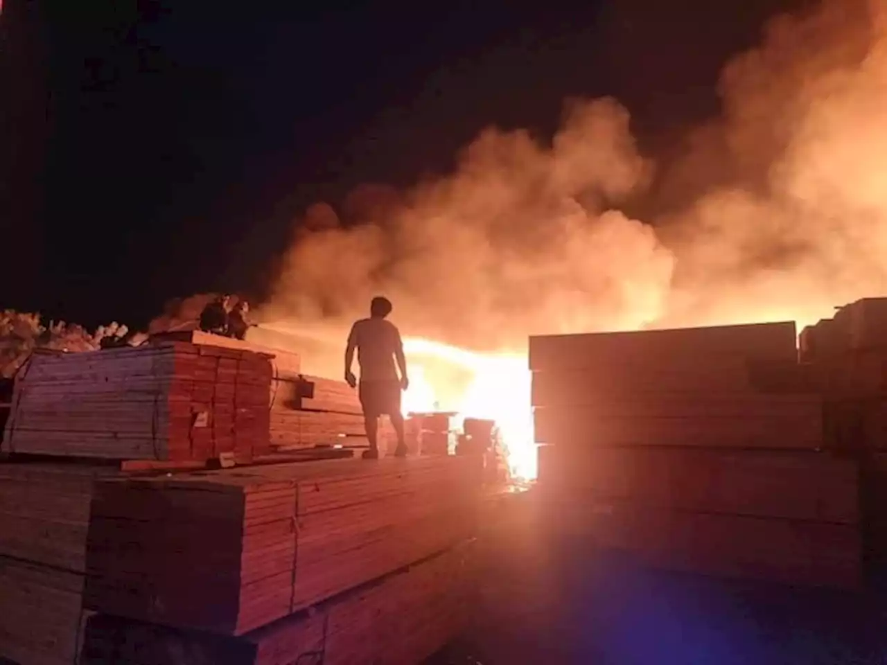 3-day warehouse fire in Parañaque leaves P525-million damage