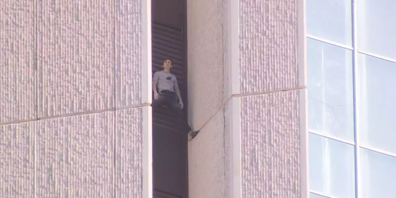 Man scales Phoenix skyscraper