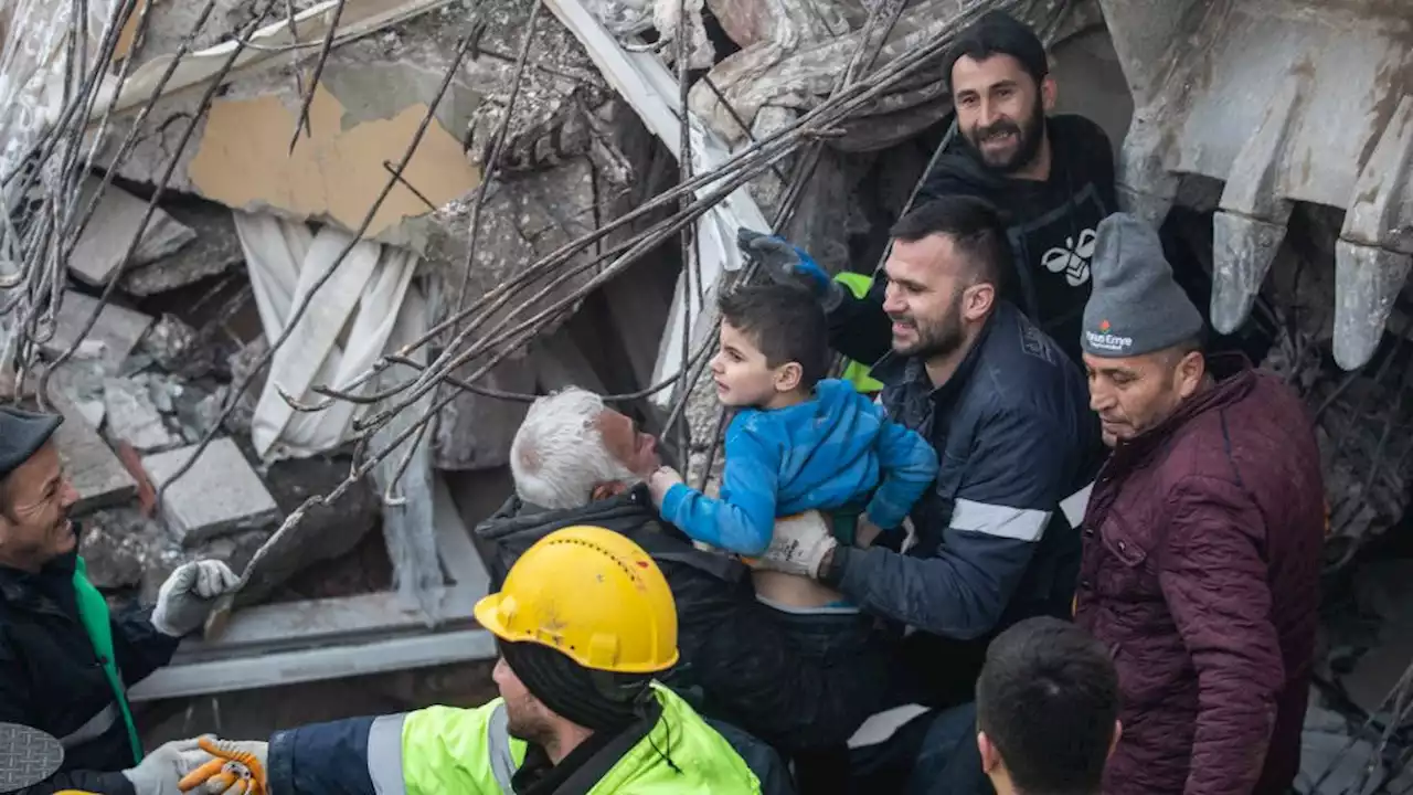 Esperanza tras la tragedia: los emotivos rescates de sobrevivientes después del terremoto en Turquía y Siria