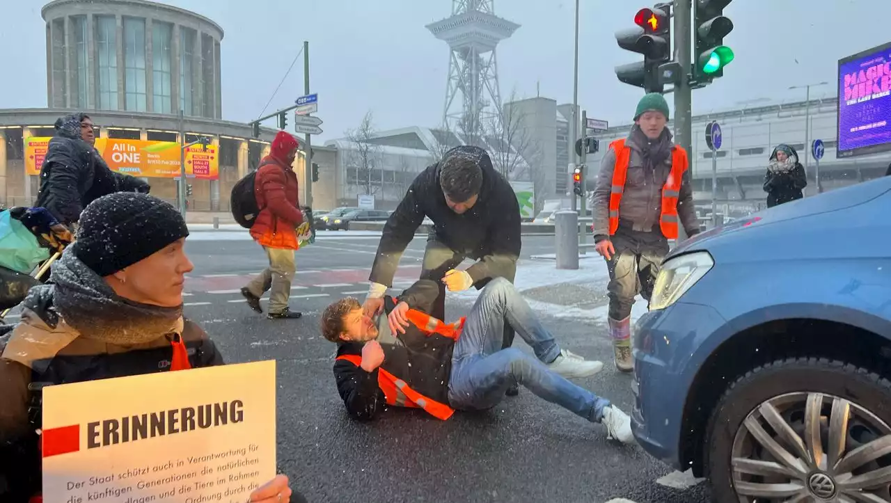 »Letzte Generation« in Berlin: Aktivisten offenbar über den Fuß gefahren - Polizei ermittelt