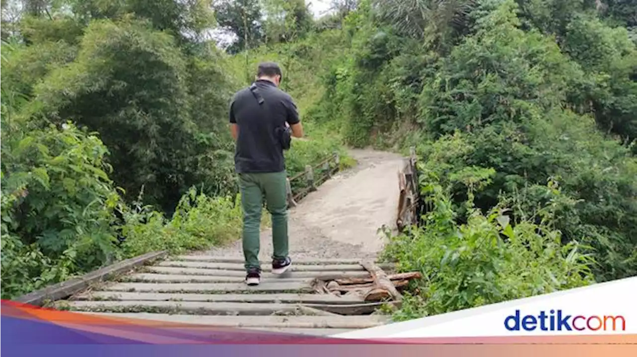 Warga di Tiga Desa Cianjur Bertaruh Nyawa Lalui Jembatan Miring