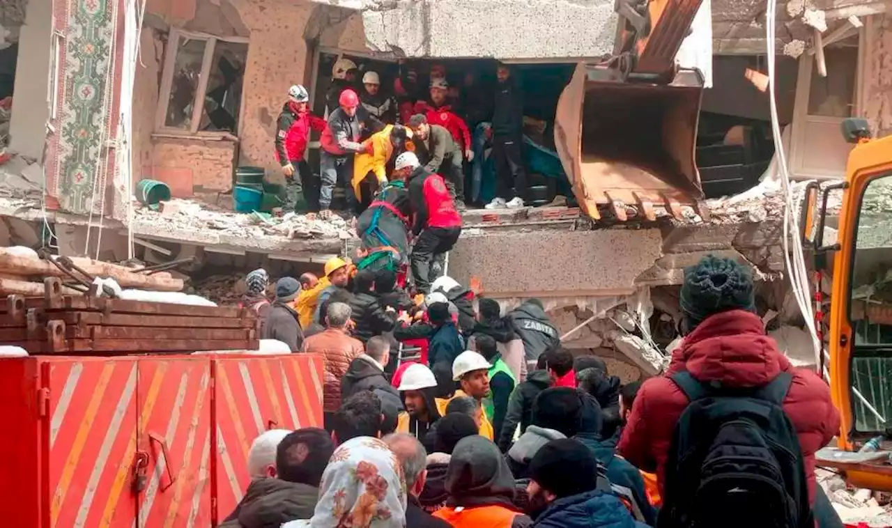 Carrera contrarreloj para encontrar sobrevivientes: van más de 11.200 muertos por terremoto en Turquía y Siria