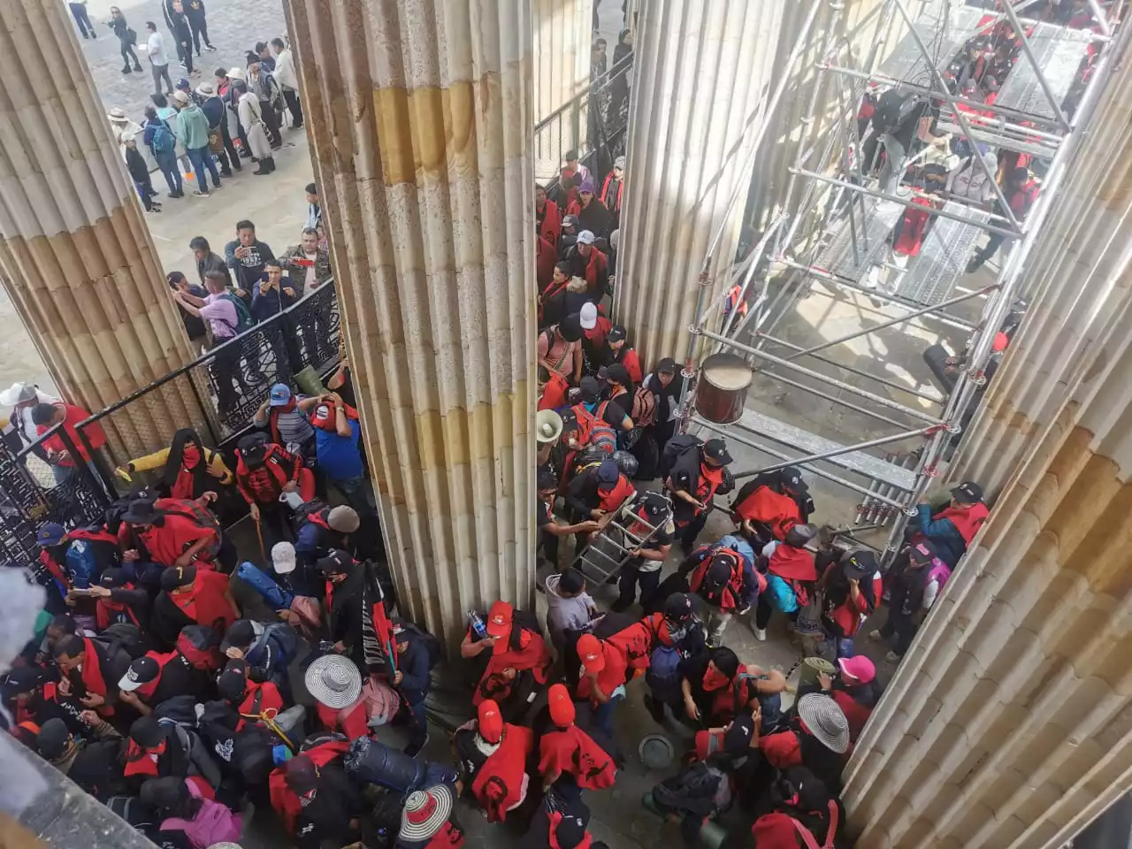 Manifestantes bloquean el ingreso al Congreso de la República