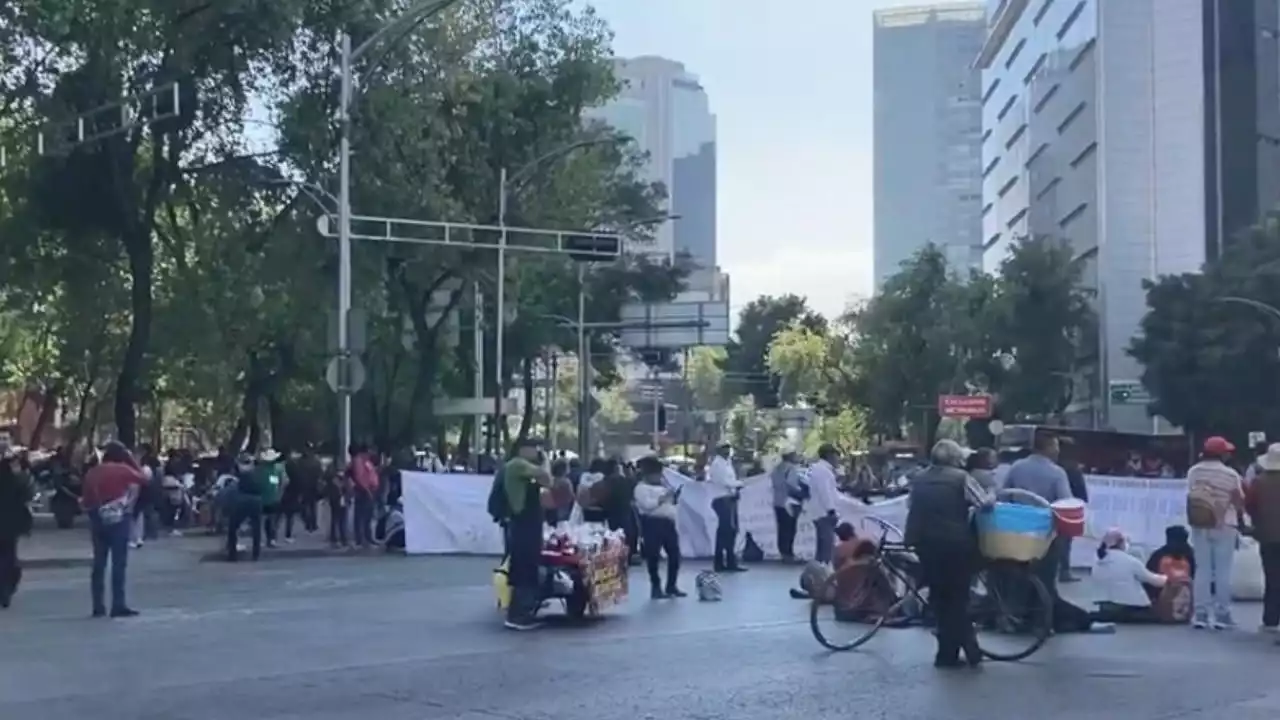 Bloqueo en Insurgentes y Reforma: manifestantes cierran el paso de los autos y del Metrobús