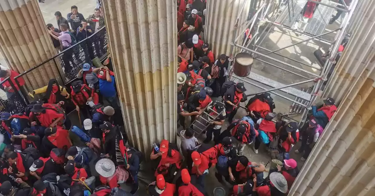 [Video] Indígenas intentan entrar a la fuerza al Congreso de la República