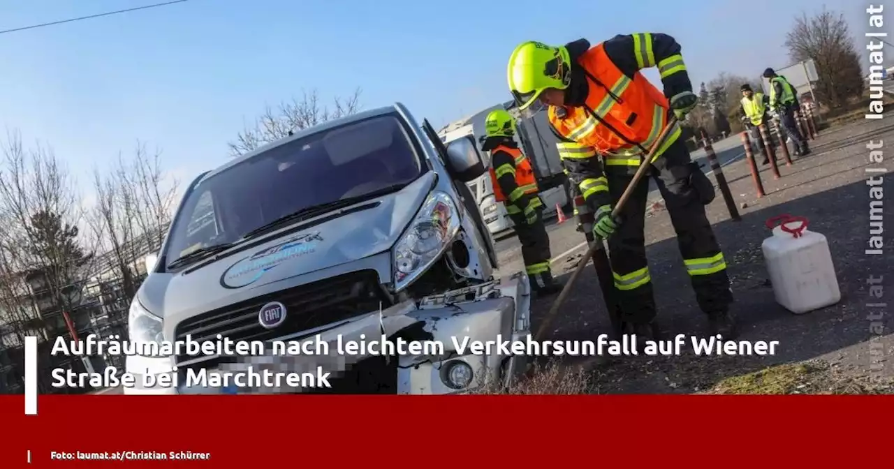 Aufräumarbeiten nach leichtem Verkehrsunfall auf Wiener Straße bei Marchtrenk | laumat|at