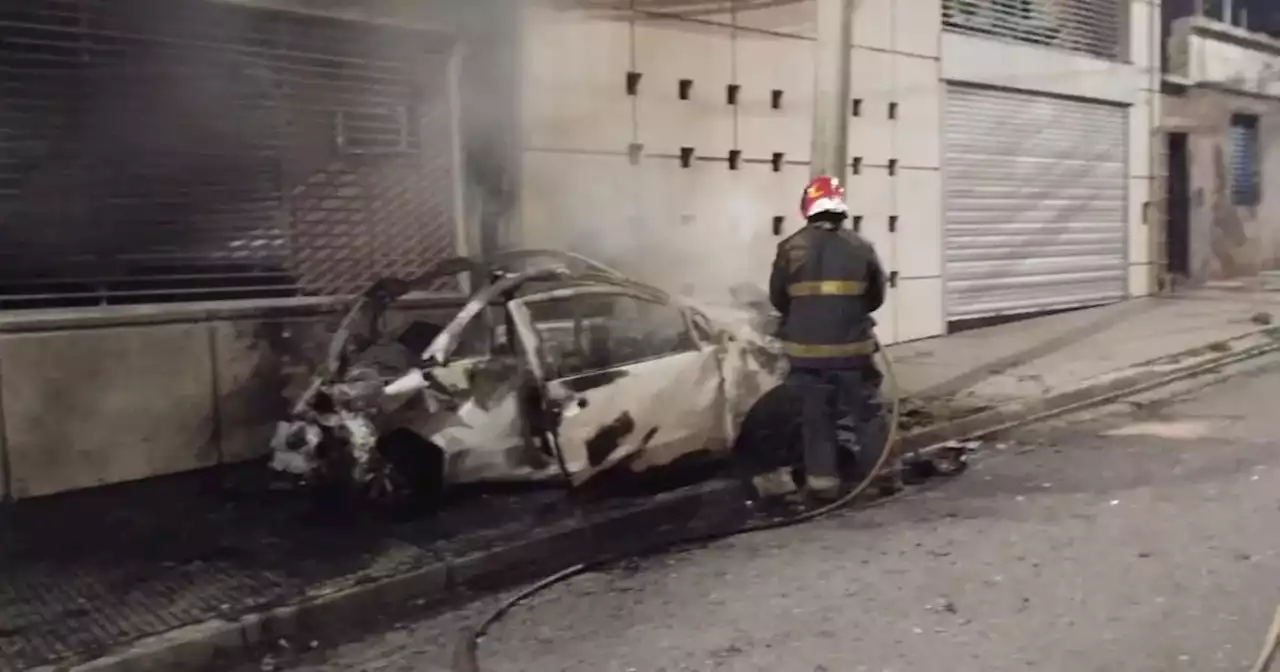 Incendio y explosión en Córdoba: huían en un auto robado, chocaron contra un poste y escaparon corriendo | Sucesos | La Voz del Interior