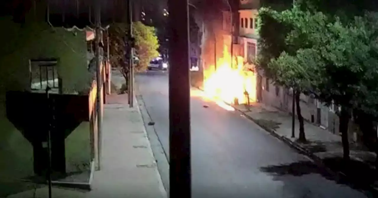 Video: así fue el choque, incendio y explosión del auto robado en barrio San Vicente de Córdoba | Sucesos | La Voz del Interior