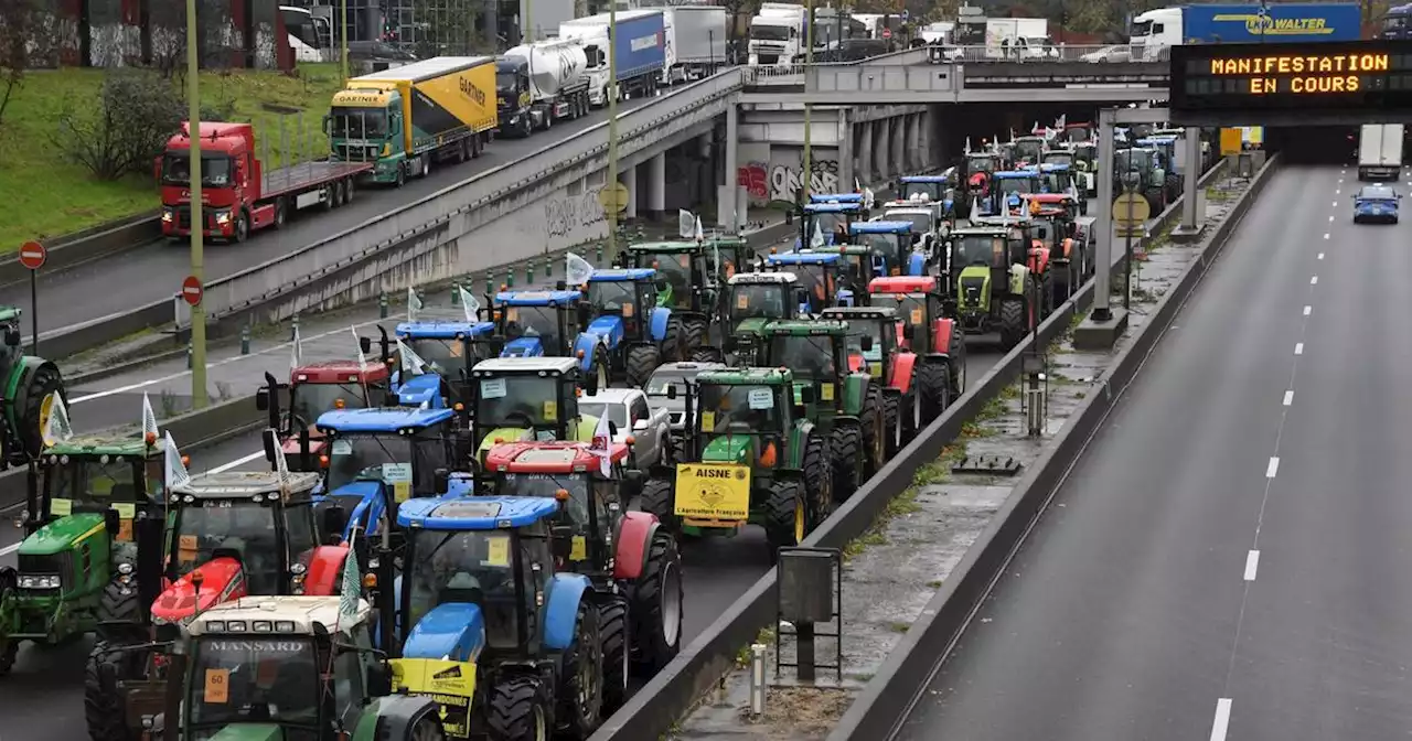 Des centaines de tracteurs entrent dans Paris, 350 kilomètres de bouchons en Île-de-France