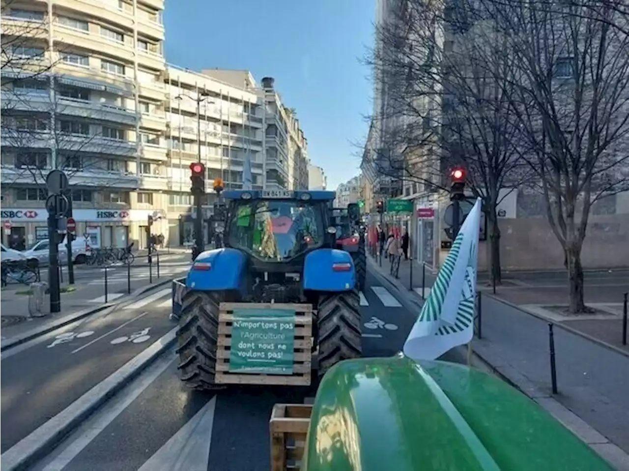 Agriculteurs en colère : les tracteurs dans Paris sont arrivés aux Invalides