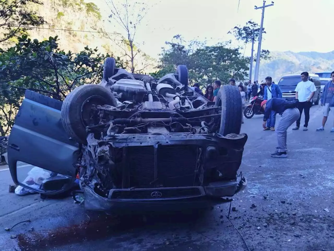 11 local tourists injured in road mishap in Benguet