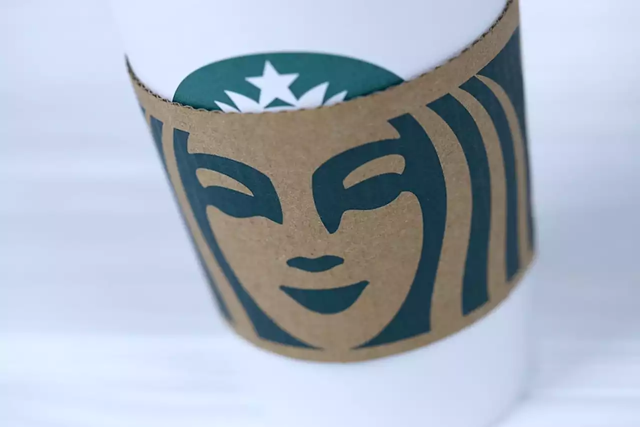 Starbucks cobra 75 mil pesos de propina a clientes; ticket se viraliza