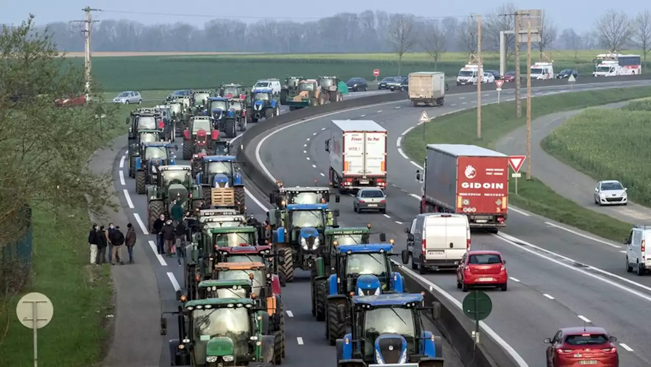 Les agriculteurs à Paris pour montrer leur colère : un cortège de plus de 500 tracteurs crée près de 420 km de bouchons