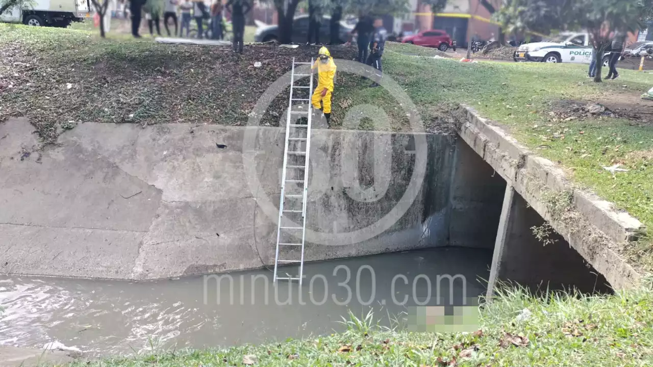 [FOTOS Y VIDEO] Hay un cadáver flotando en una canalización en Medellín