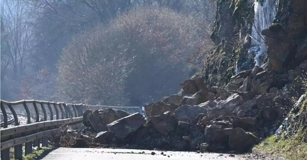 Massive Felsbrocken blockieren Straße zwischen Nabburg und Stulln