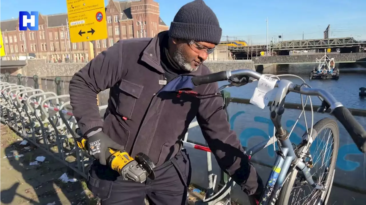 Fietsparkeerders opgelet: eerste fietsen rond Amsterdam CS vanaf vandaag weggeknipt