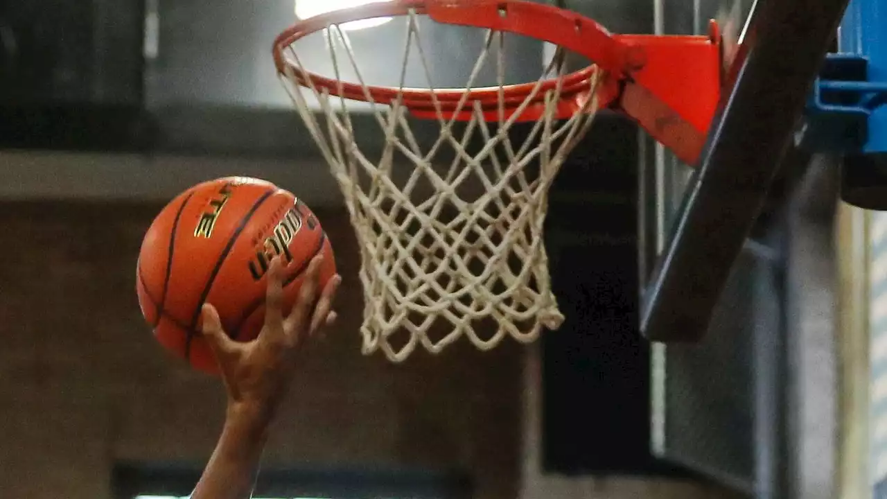 HS basketball blowout turns to jubilee with highlight dunks and 3s (WATCH)