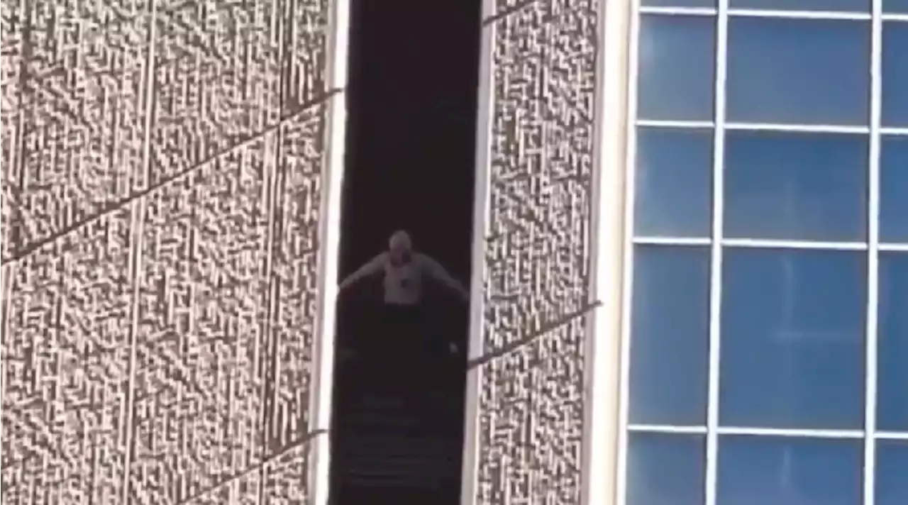 Video: hombre escaló sin arnés un antiguo edificio de 40 pisos en Phoenix, Estados Unidos