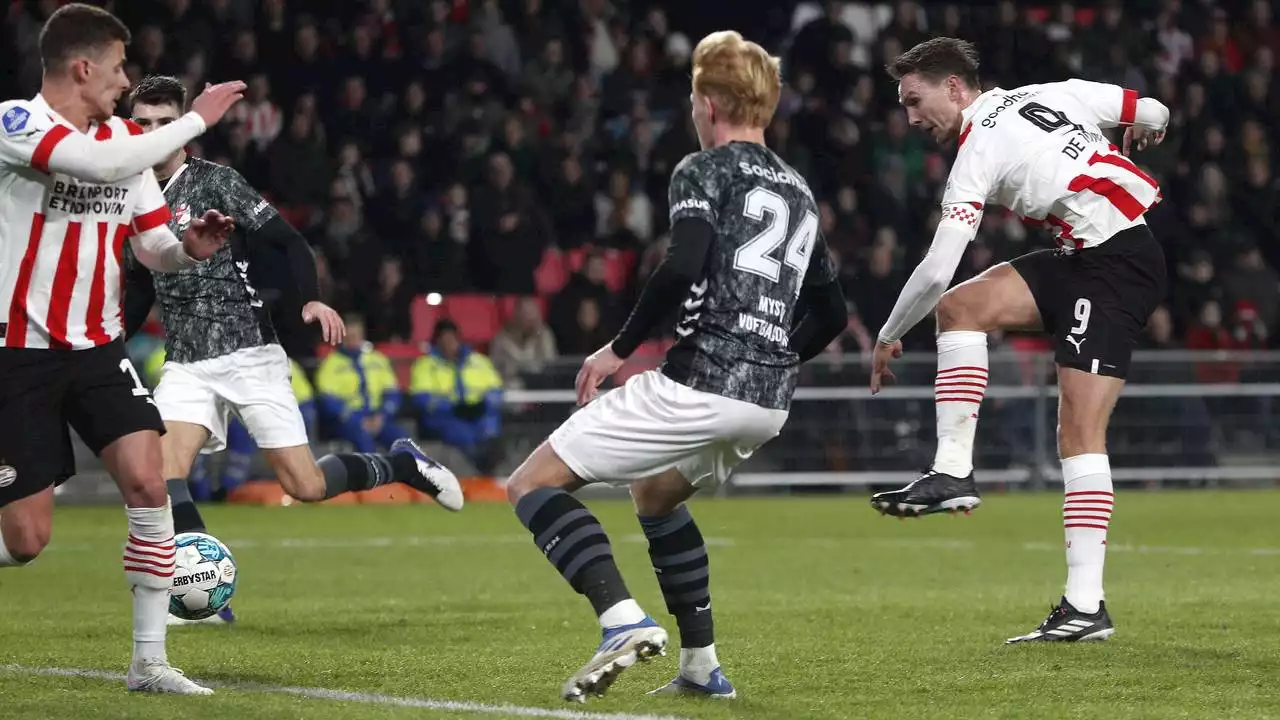 PSV bekert verder na zege op FC Emmen, Luuk de Jong weet weer wat scoren is