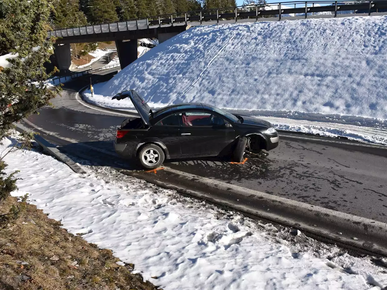 Flims GR: Unfall nach Ausweichmanöver wegen Fussgänger – Zeugenaufruf