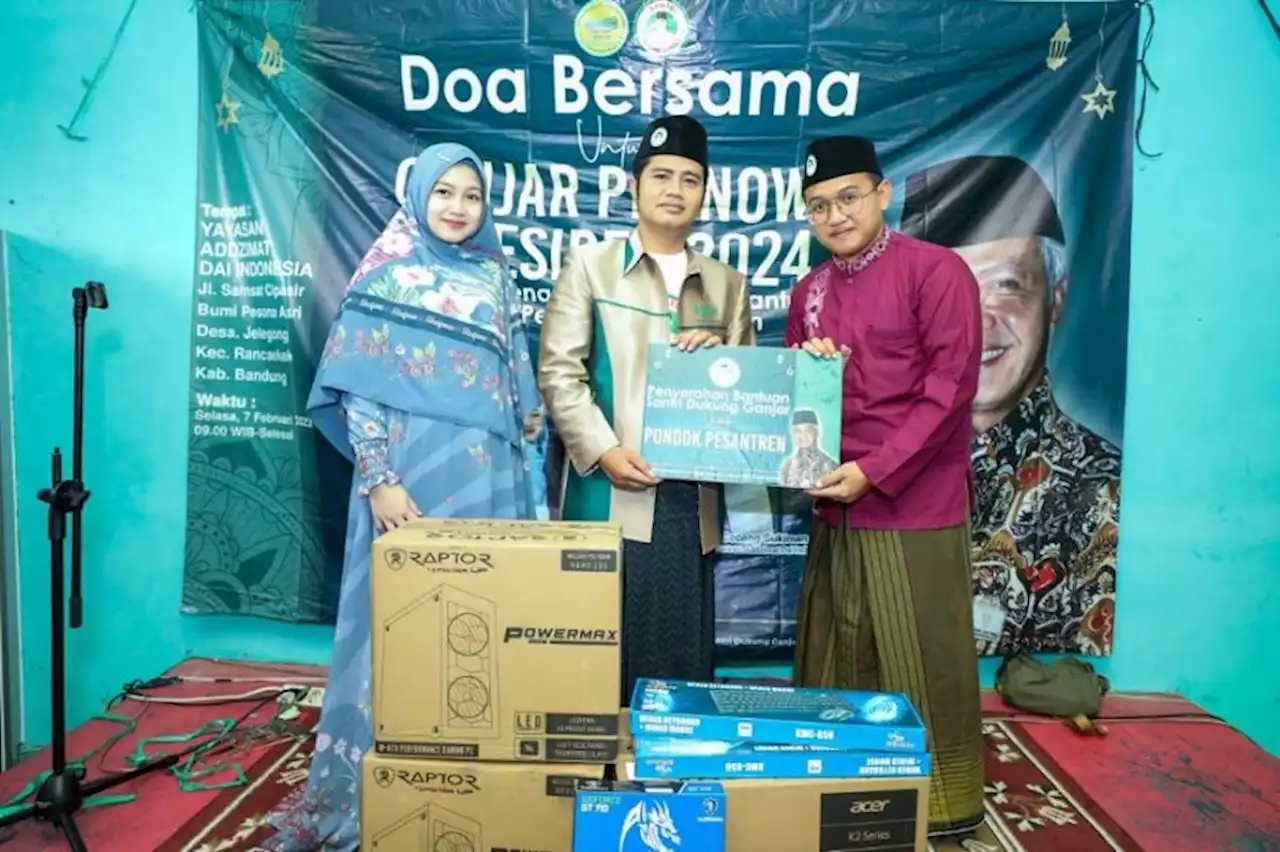 Dukung Pendidikan Ponpes, Para Santri Salurkan Bantuan Komputer