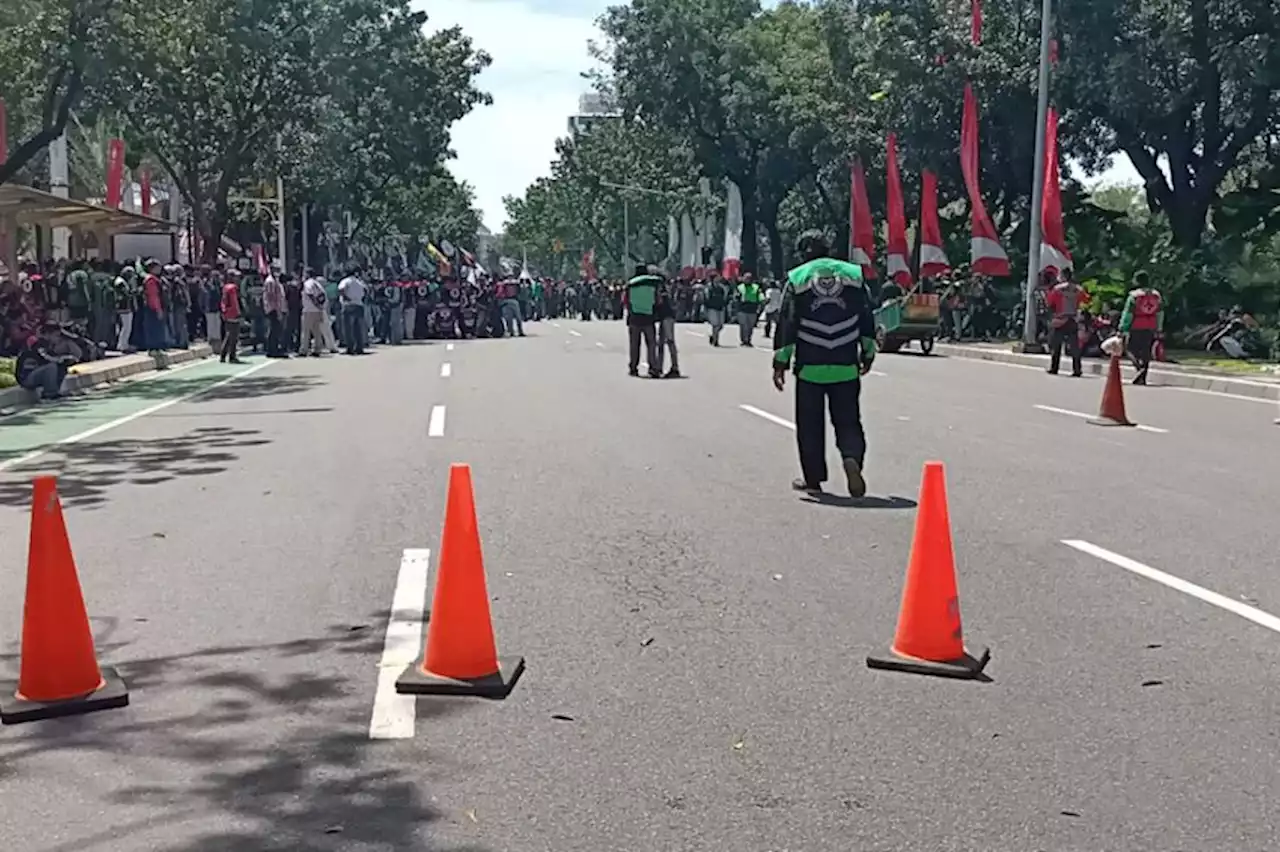 Ojol Demo Tolak ERP di Balai Kota, Jalan Medan Merdeka Selatan Ditutup Sementara