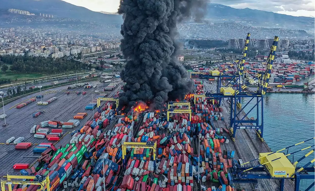 Turquie : après le séisme dévastateur, un énorme incendie se déclare dans le port turc d’Iskenderun