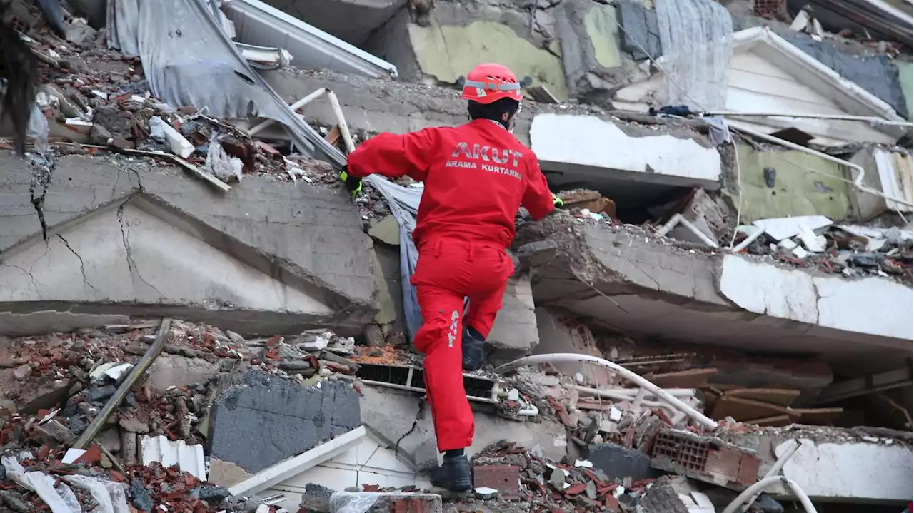 „Das reicht leider nicht aus“: Türkischer Botschafter bittet Deutschland um weitere Hilfe – 9500 Tote im Erdbebengebiet