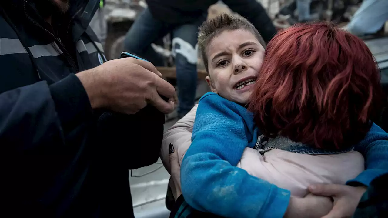 Survivors of the earthquakes in Turkey are forced to dig for relatives with bare hands