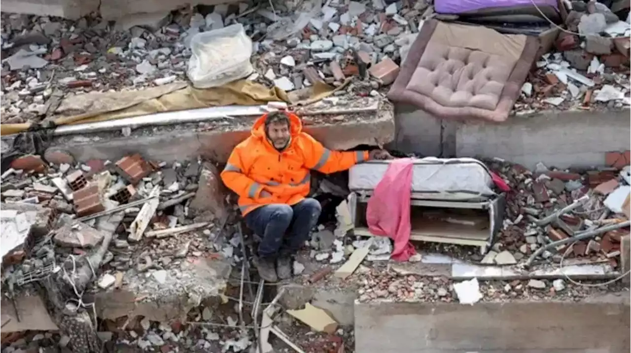 Tras el terremoto en Turquía, un padre sostuvo la mano de su hija muerta y la imagen recorrió el mundo