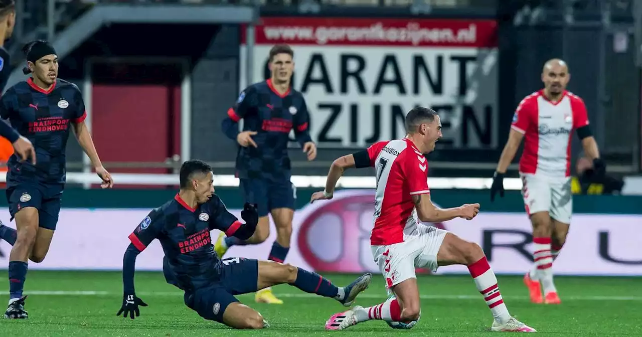 Dick Lukkien begrijpt niets van twee duels schorsing Mauro Júnior: ‘Onze speler ligt er zeker twee maanden uit’