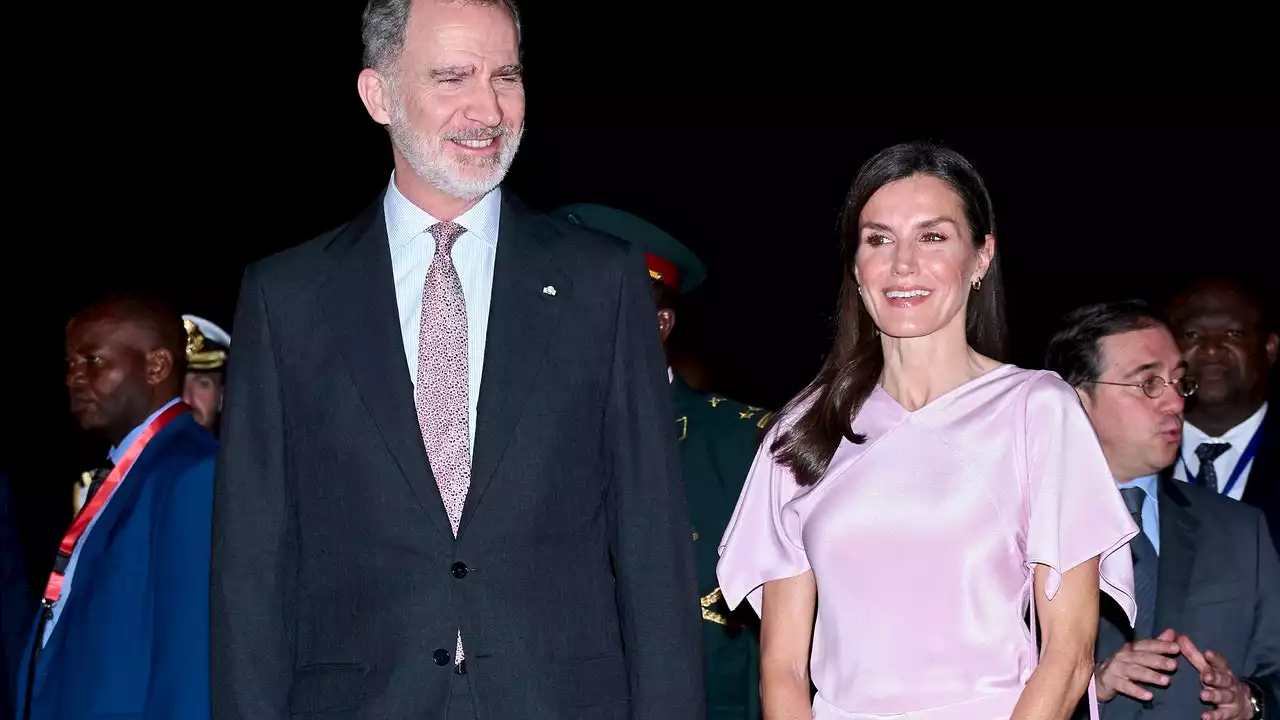 La reine Letizia a ce sac à main Carolina Herrera en trois couleurs