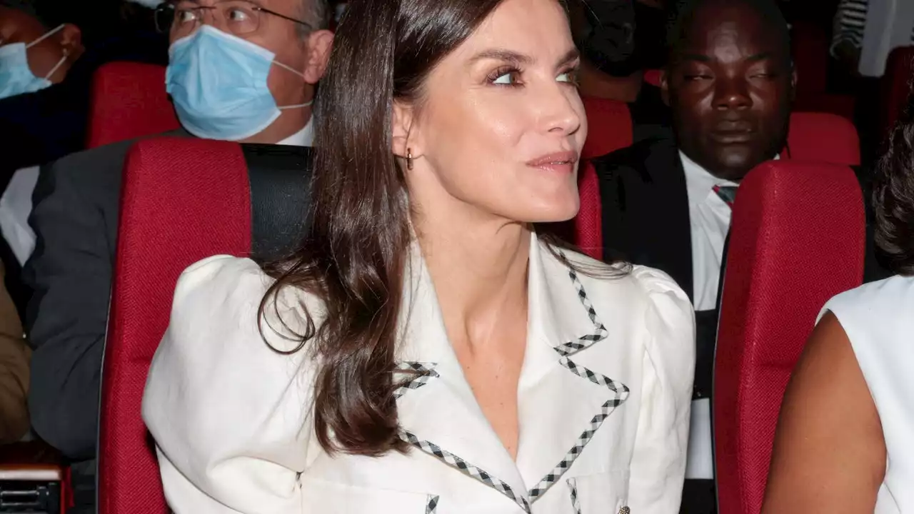 Cuadros vichy y mangas abullonadas: Letizia se despide de Angola con un elegante look de estreno