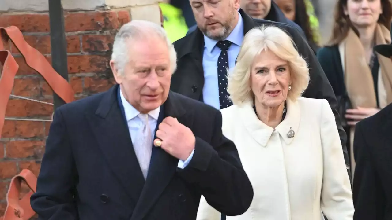 El guiño estilístico de Camilla a Isabel II en su visita con Carlos III