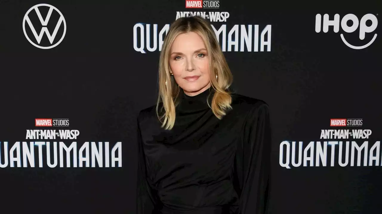 En Saint Laurent, Michelle Pfeiffer fait une rare apparition sur le tapis rouge