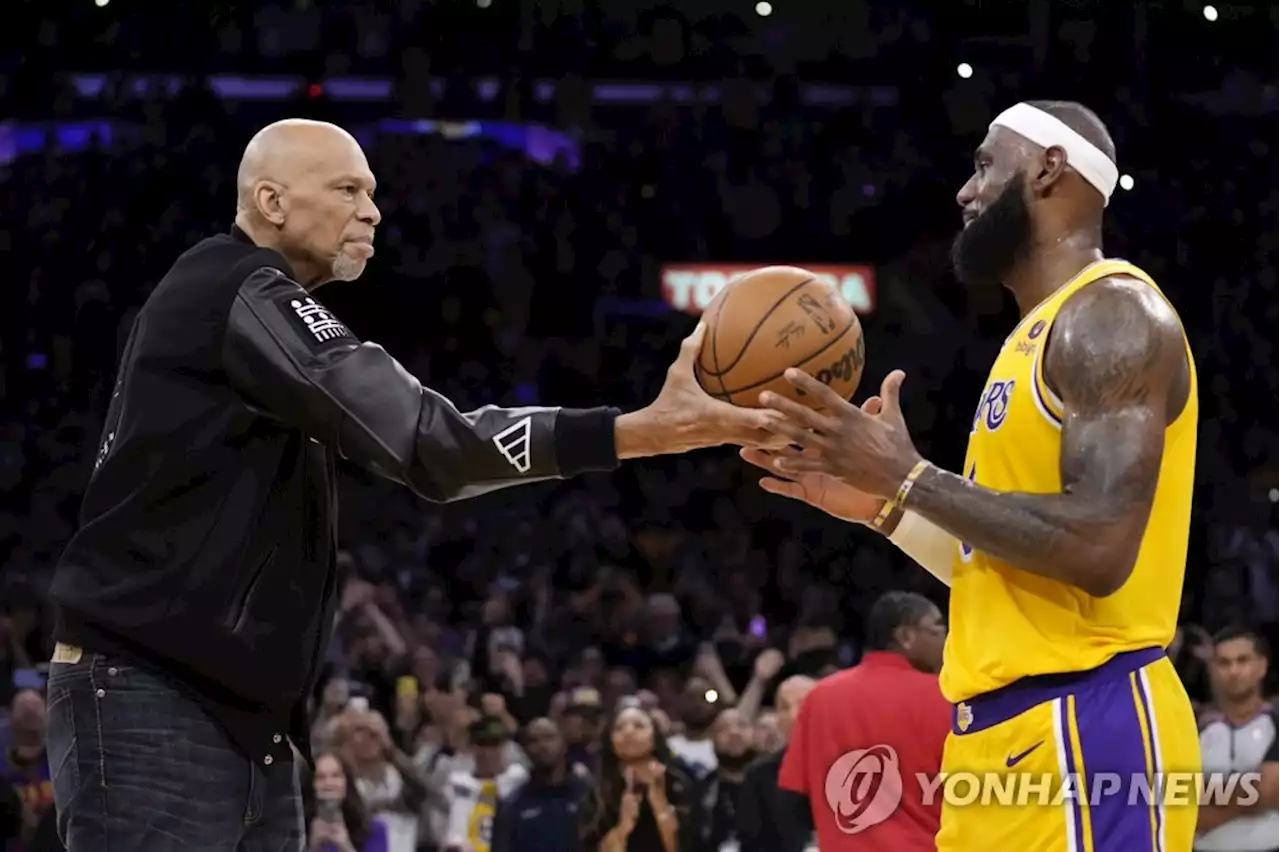 '킹' 제임스, '전설' 압둘자바 넘었다…NBA 최다 득점 1위 등극(종합) | 연합뉴스