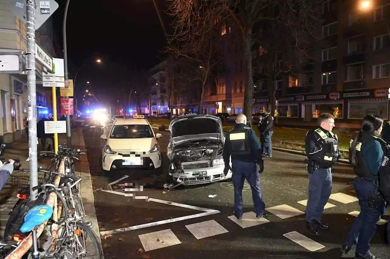 Schöneberg: Audi rammt fünf Autos, Fahrer flüchtet und vergisst Tausende Euro