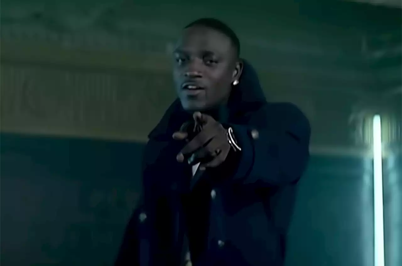 Akon & Eminem’s ‘Smack That’ Video Grinds Into the Billion Views Club on YouTube